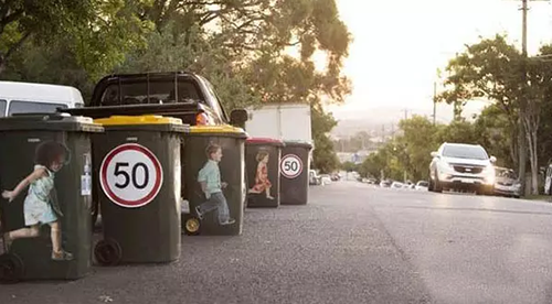 垃圾桶上貼安全標識,提醒司機‘不要超速’