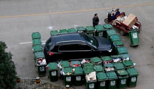 汽車被垃圾桶包圍是被惡搞還是得罪人了？